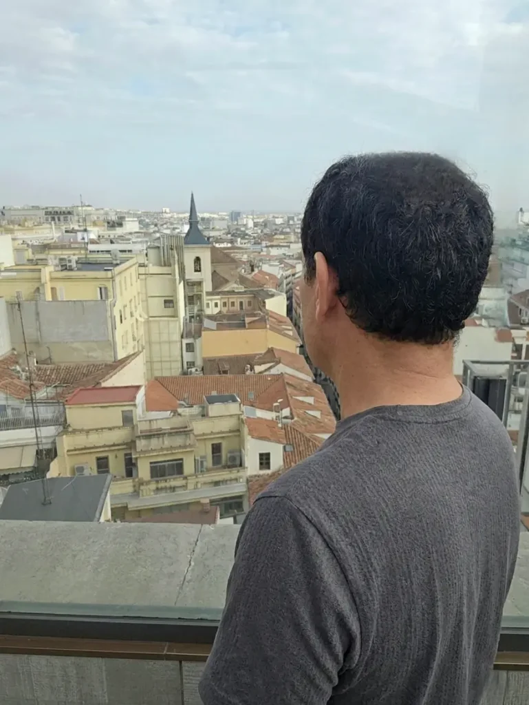Yo, de espaldas mirando los tejados de Madrid